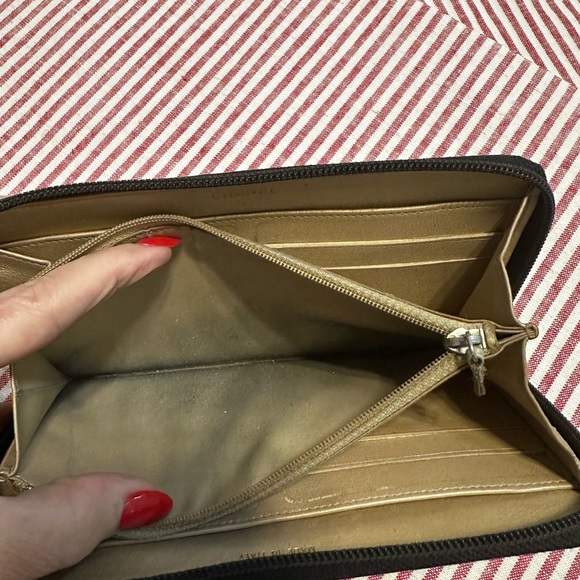 Chanel Camillia calfskin zip wallet. - Picture 9 of 12